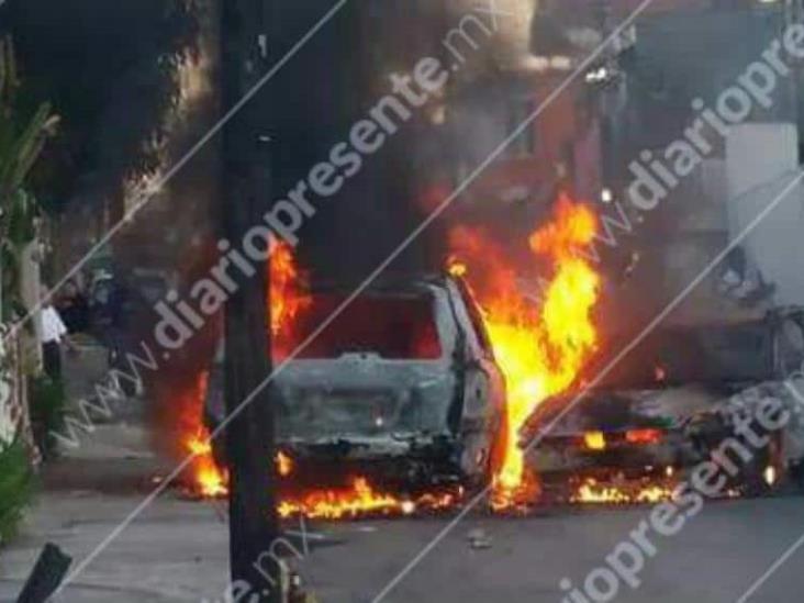 Chocan dos vehículos y se incendian en Jalpa de Méndez