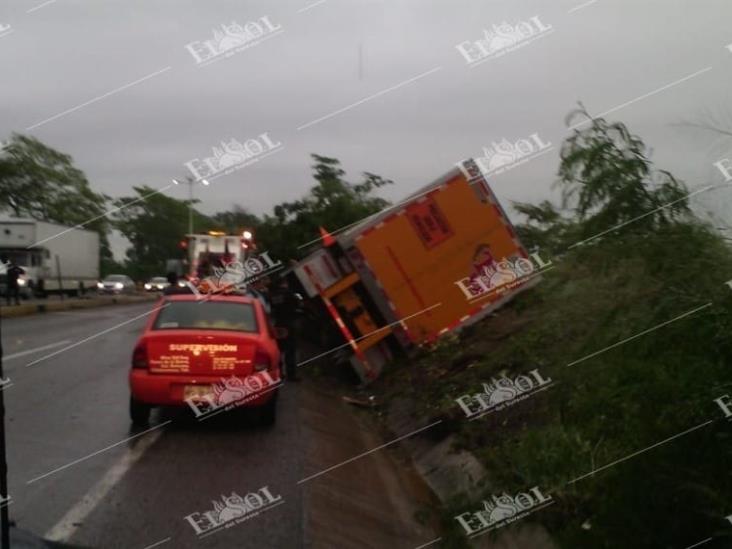 Vuelca tráiler en carretera a Macuspana tráfico lento en la zona