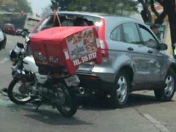 Motociclista se impacta contra una camioneta en velódromo de la deportiva