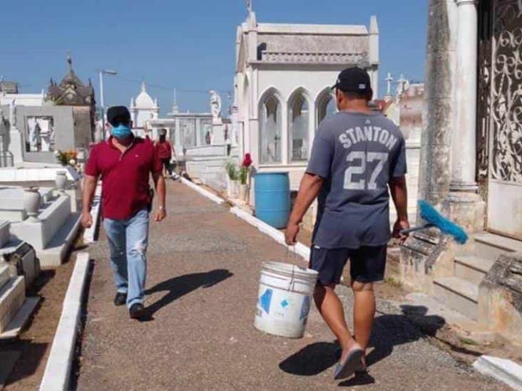 Cumplen Ciudadanos Con Medidas Sanitarias Para Ingresar A Panteones