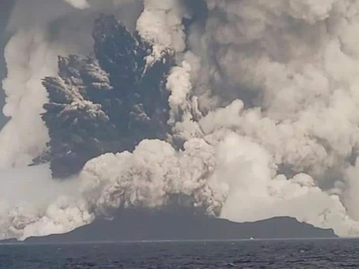 Erupción de volcán submarino provocó un tsunami en costas de Tonga