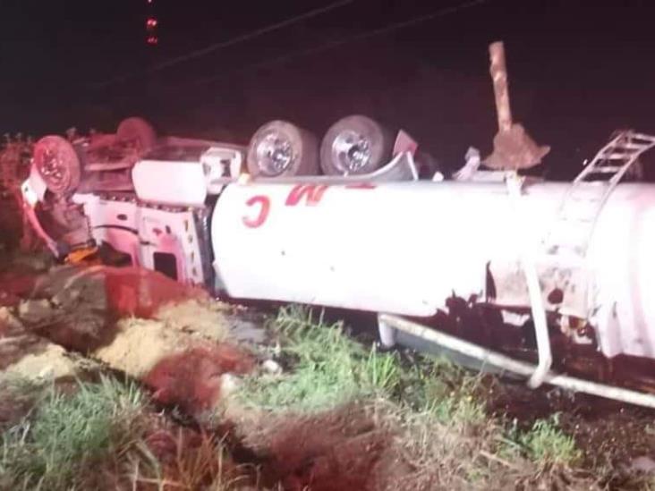 Tráiler con melaza se accidenta en la carretera Villahermosa Macuspana