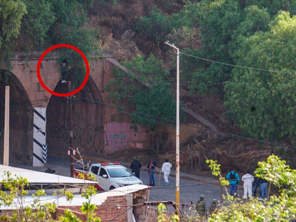 Hombre Es Encontrado Colgado En Puente De Zacatecas Y Varios Baleados