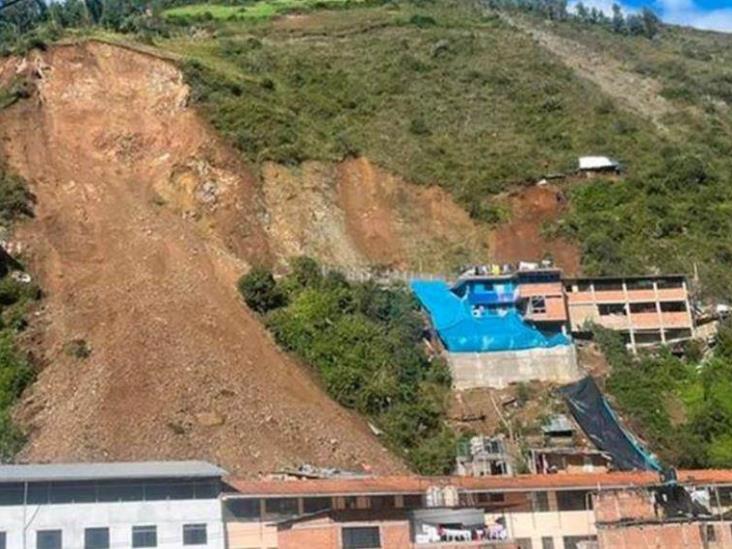 Derrumbe de cerro en carretera de Perú deja cinco muertos