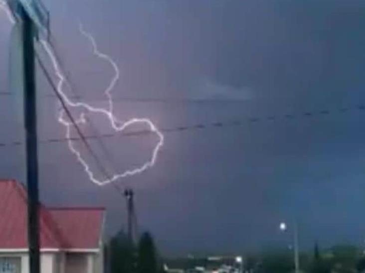 Video donde un rayo formó un corazón en el cielo