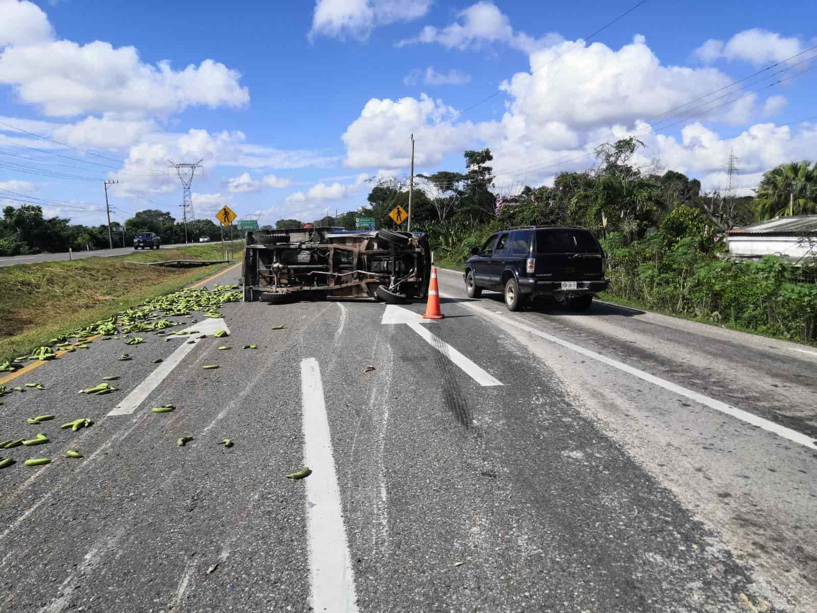 Vuelca Camioneta Cargada De Pl Tano