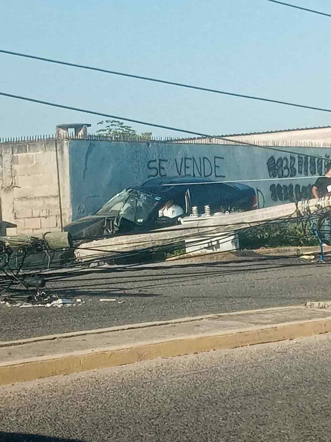 Un Conductor Se Impacta Contra Postes De Luz