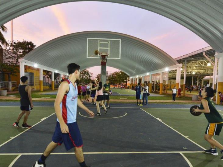 Jóvenes aprovechan las canchas de basquetbol de la Ciudad Deportiva