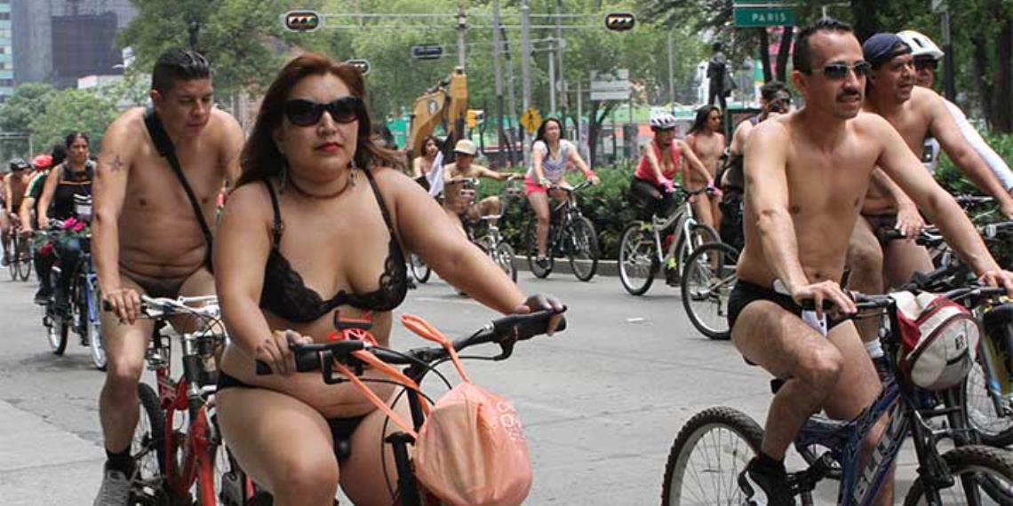 Pedalean desnudos en la CDMX para exigir respeto a los ciclistas