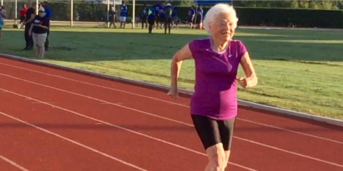 Mujer de 100 años rompe récord en carreras para adultos mayores