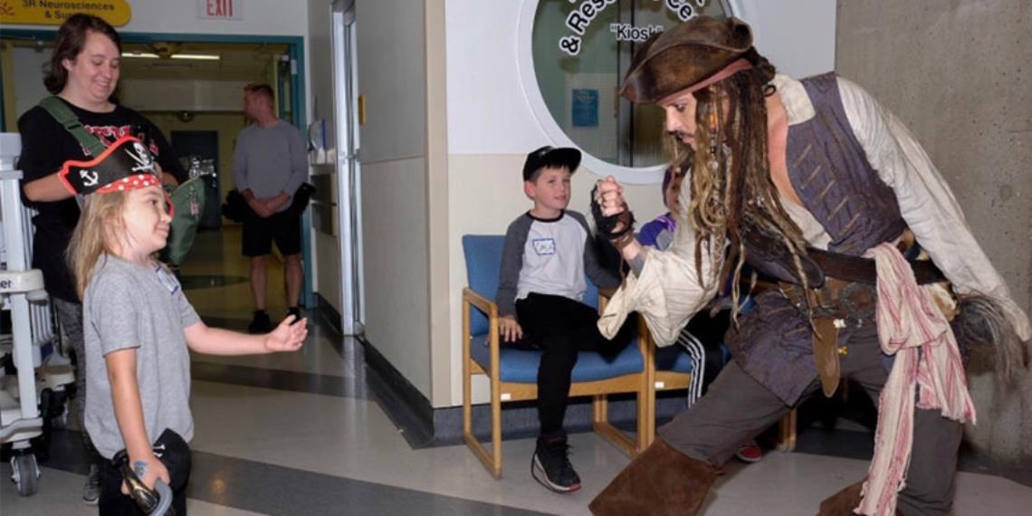 Johnny Depp visita a niños de hospital caracterizado como Jack Sparrow