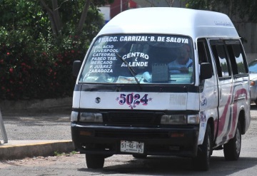 Combis ‘chatarras’ dan el servicio a usuarios en Villahermosa