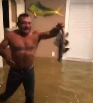 Hispano pesca en la sala de su vivienda inundada por Harvey