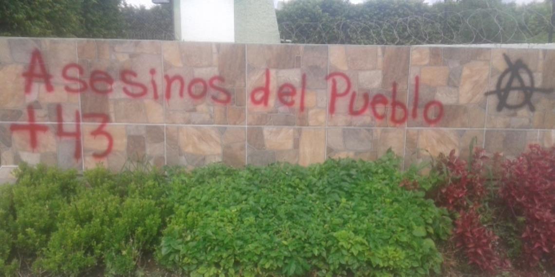 Presuntos estudiantes de Ayotzinapa vandalizan cuartel de Iguala, Guerrero