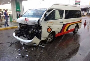 Choque entre combi y tráiler deja un herido