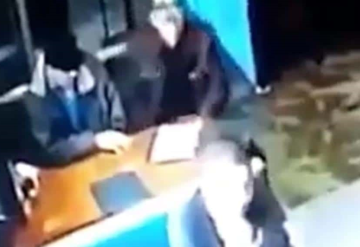 VIDEO: Ejecutan frente a su esposa a Jefe de la Policia en Chihuahua