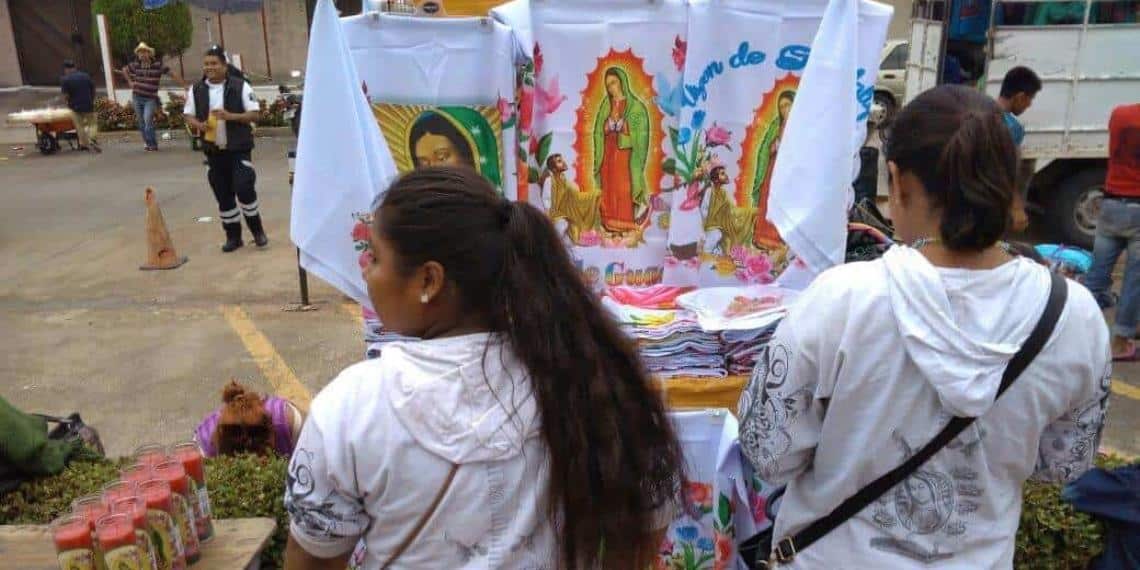 En la víspera, peregrinos están preparados para festejar a la Virgen de Guadalupe
