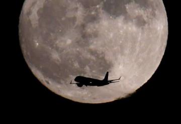 La Superluna ilumina el cielo en la primera noche del 2018