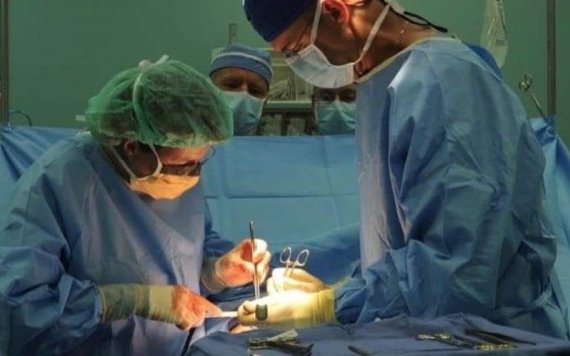¡Un cirujano “firmaba” sus iniciales en los hígados de sus pacientes!