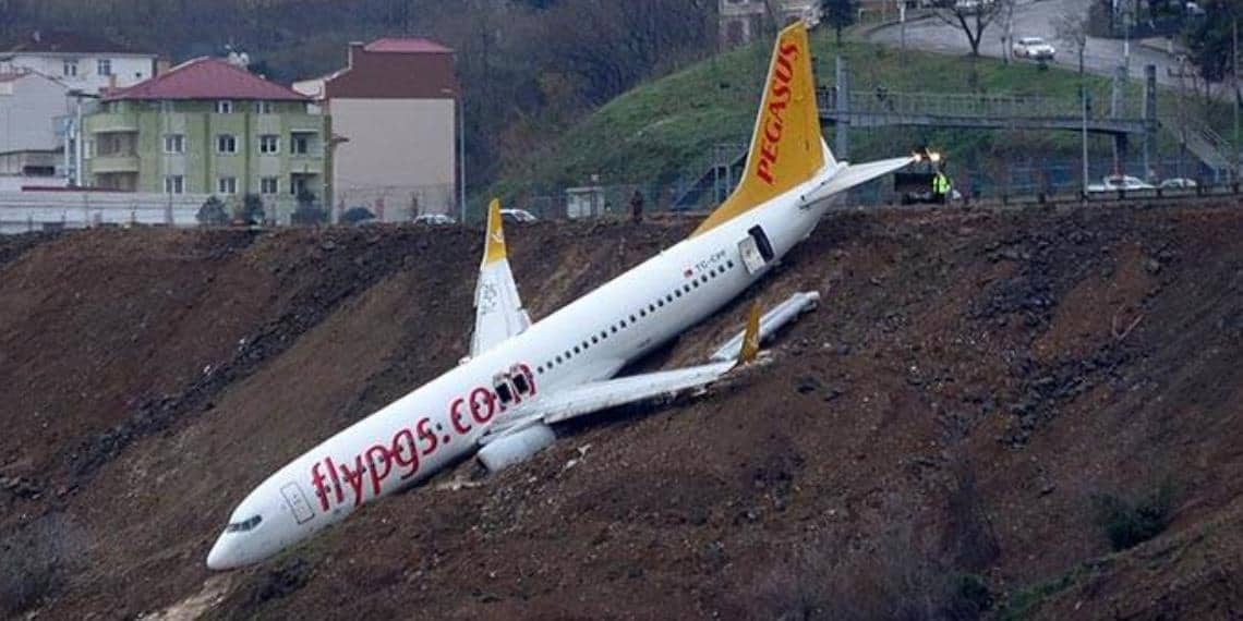 Avión derrapa en pista y casi cae al Mar Negro