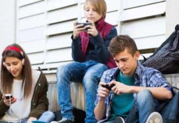 Adolescentes adictos a los celulares son más infelices