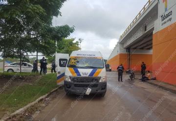 Urvan arrolla a motociclistas en Villahermosa