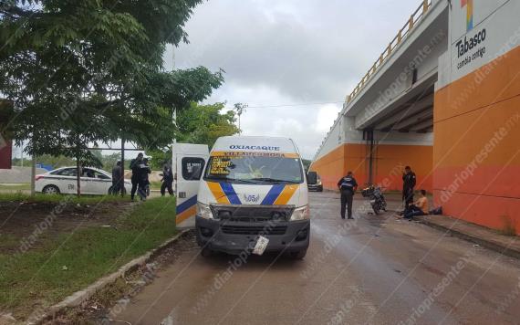 Urvan arrolla a motociclistas en Villahermosa