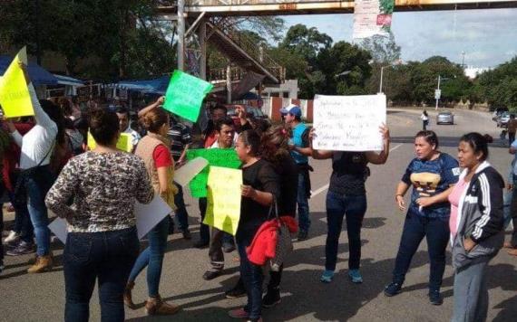 Padres de familia bloquean avenida en Villahermosa; exigen maestros