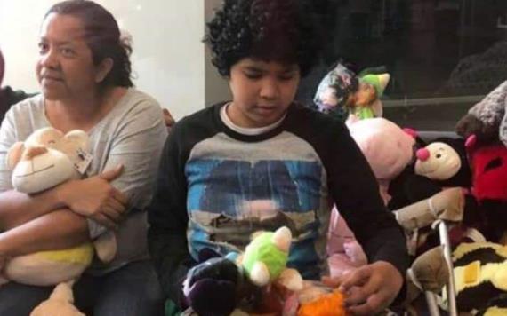 Diego tiene 11 años y vende plumas para su tratamiento de leucemia