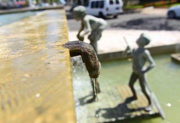 Roban estatua de fuente de los Niños Traviesos