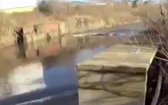 Policía se lanza a río helado para rescatar a un hombre