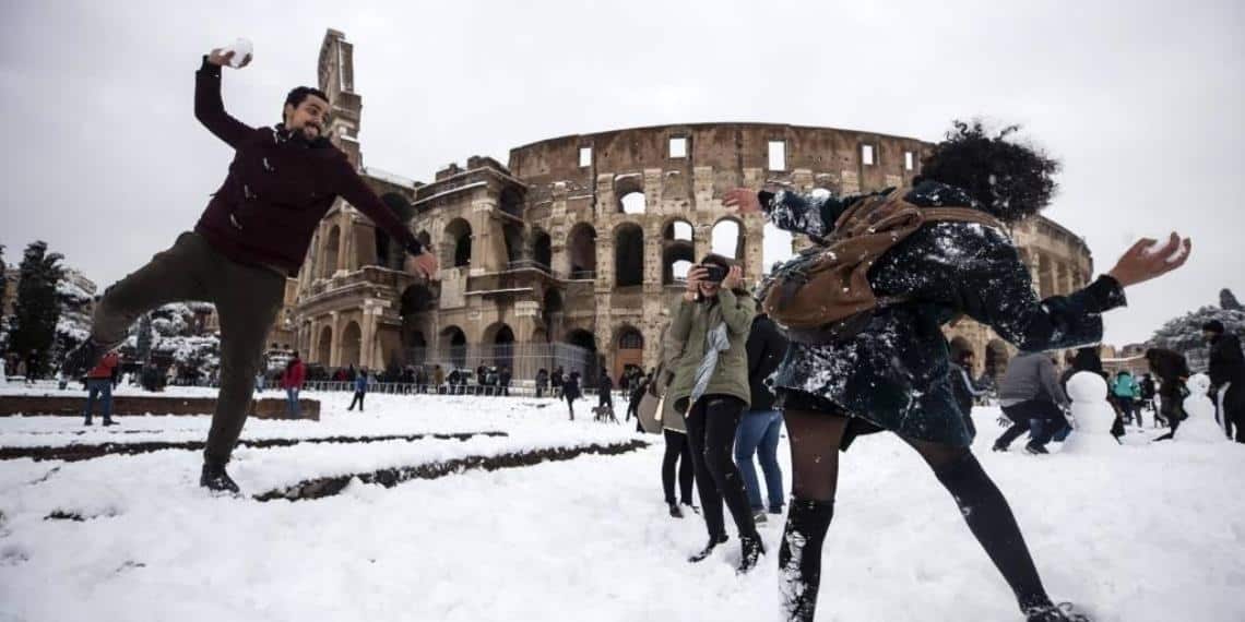 Inusual nevada cubre de blanco Roma y El Vaticano
