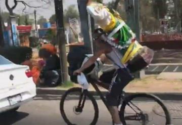 Los memes de la caída del ciclista que cargaba a un San Judas Tadeo