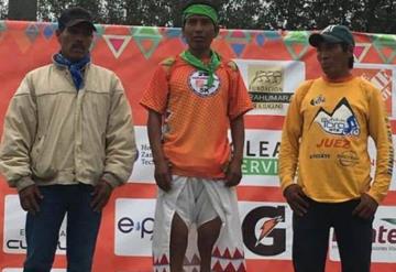 Corre Tarahumara maratón para pagar los estudios de su esposa