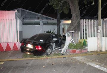 Mustang se estrella contra CENDI en Villahermosa