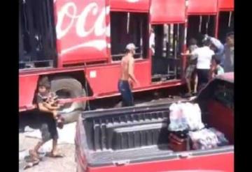 Hasta niños se unen para saquear camión de Coca Cola en Michoacán