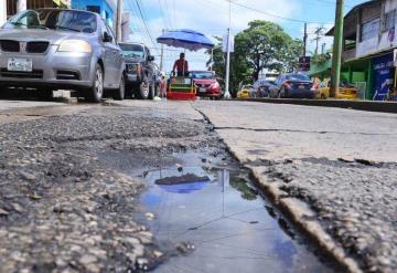 Fugas de agua causan socavones; constante problemática