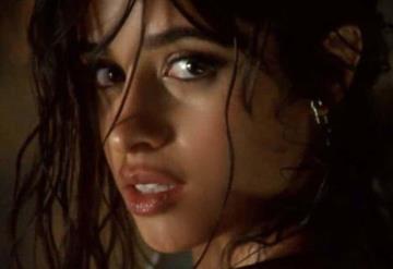 Camila Cabello se pone sensual en el video Never Be The Same 