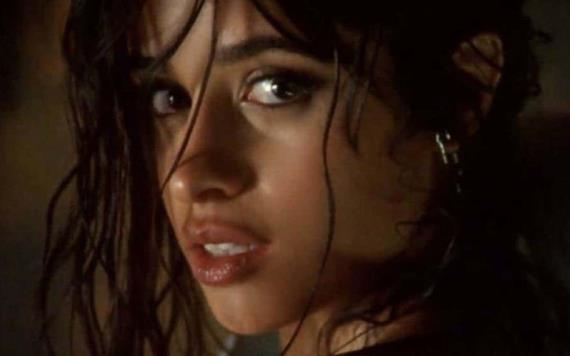 Camila Cabello se pone sensual en el video Never Be The Same 