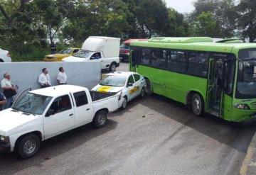 Chocan transbuses y ocasionan tráfico en Villahermosa