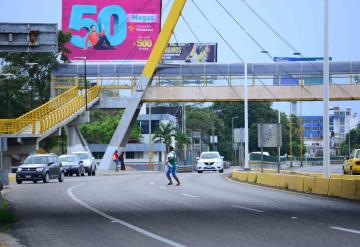 Villahermosinos ignoran el peligro en zonas con puentes