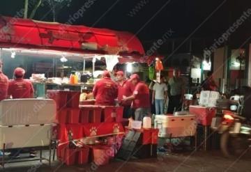 Sujetos armados asaltan puesto de hot dogs y a un cliente