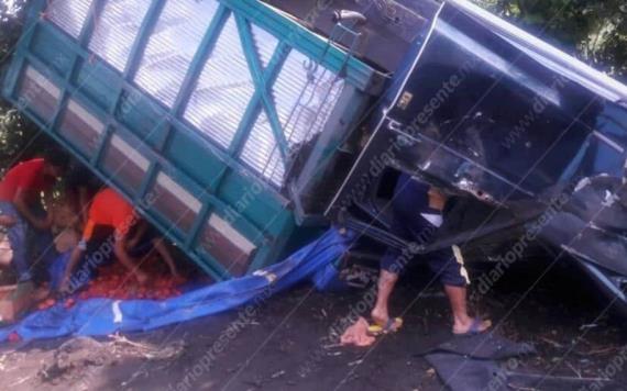 Pobladores saquean camión cargado con 3 toneladas de tomate en carretera  Cárdenas-Coatzacoalcos