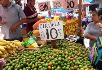 Tabasqueños optan por frutas para calmar la sed  ante intenso calor