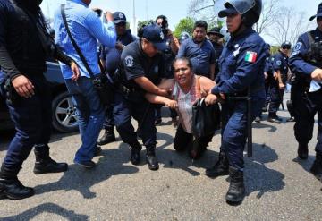 Antimotines se enfrentan a maestros de telesecundaria en Tabasco (Videos y fotos)