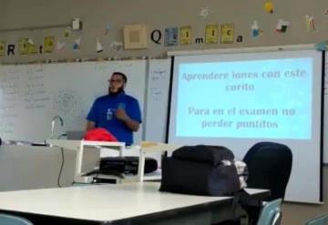 Profesor enseña fórmulas químicas cantando Despacito