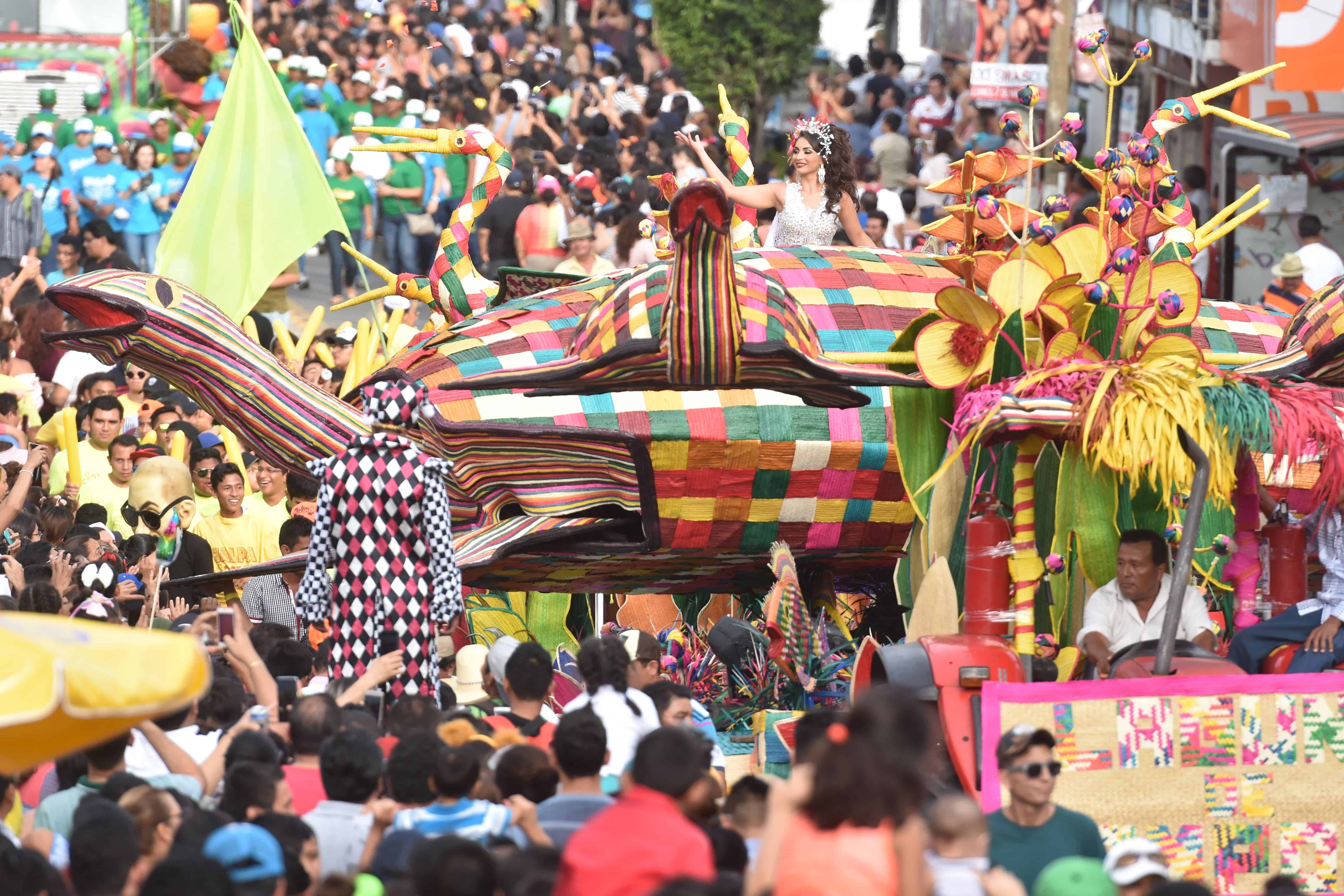 Así Se Vivió El Desfile De Carros Alegóricos 2111