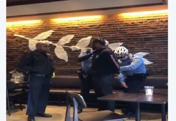 Arrestan a afroamericanos por no pedir nada en Starbucks