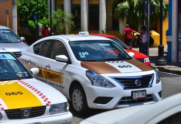 Acusan ilegalidad de taxis plus y rosa; sigue sin funcionar la aplicación 