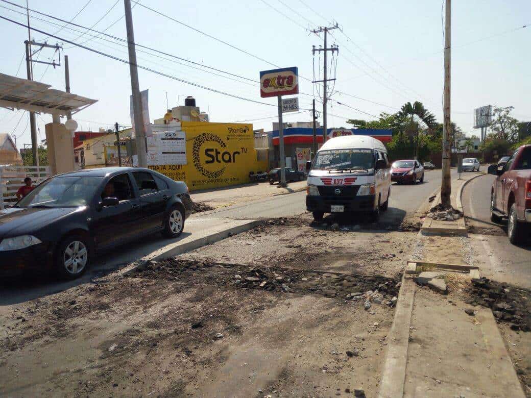 Detienen la construcción de rampa peatonal en la carretera Villahermosa- La Isla